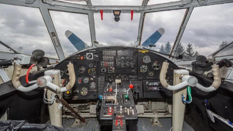 Pohled do kokpitu An-2 (zdroj: portál Info)